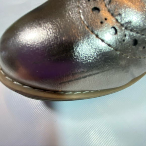 Oxford style lace up silver shoes. Size 9 - Picture 5 of 5